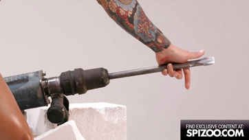 Une mannequin aux gros seins baise un photographe Thumb