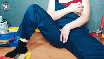 Une adolescente amateur aux gros seins se masturbe avec ce qu'elle trouve Thumb