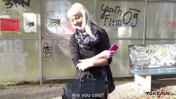 La blonde phénoménale a chevauché la nana dans le véhicule en mouvement Thumb