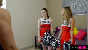 Un demi-frère éjacule dans la chatte cendrée de sa petite sœur Thumb