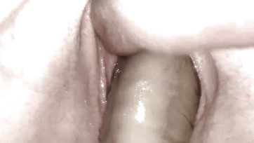 Les deux mecs ont enfoncé leurs grosses bites dans le vagin serré de la petite salope Thumb