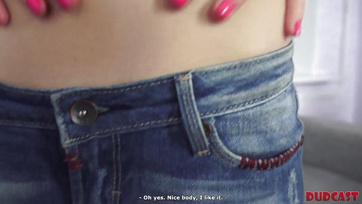 Un vieux chanceux baise des filles séduisantes sur webcam Thumb