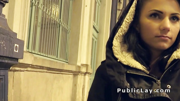 La nana Pest s'est fait baiser la chatte et est tombée sous le charme de la bite de l'agent Thumb