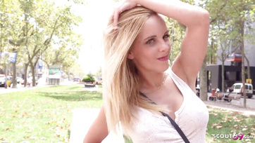 Un agent de rue chanceux a dragué une salope allemande sexy Thumb