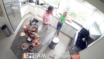 Un mec à grosse bite baise sa petite demi-soeur blonde dans la cuisine Thumb