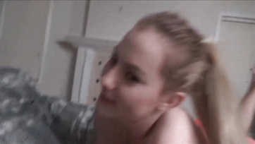 Une demi-sœur au visage angélique suce la bite gonflée de son frère Thumb