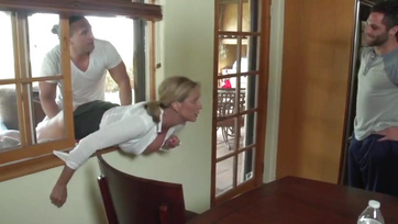 Un mec l'a sucée pendant que l'autre la baisait après qu'elle soit restée coincée dans la fenêtre Thumb