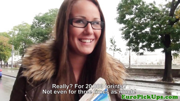 La prof sexy de Pest a accepté de chevaucher la bite de l'agent pour de l'argent Thumb