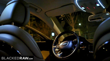 La nana canon n'a pas eu à attendre longtemps pour se faire défoncer la chatte Thumb