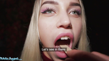 Un agent de rue suce une belle adolescente de 20 ans Thumb