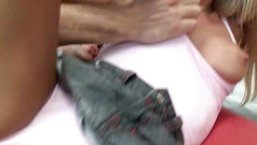 Femme au foyer sexy de Budapest regardant son voisin pour une bonne baise Thumb