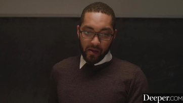 Le professeur noir n'a pas pu résister à sa charmante assistante Thumb