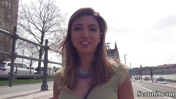 Une Hongroise ramassée dans la rue a même laissé un petit steak dans son cul Thumb