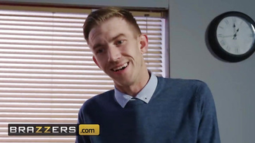 Il pourrait emmener son collègue aux gros seins faire un tour, le garçon chanceux Thumb