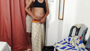 Amatrice indienne a baissé sa culotte et a pris sa bite debout Thumb