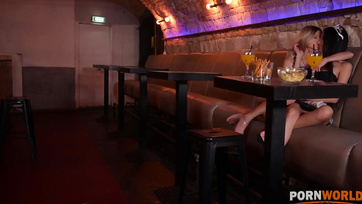 L'enterrement de vie de jeune fille s'est rapidement transformé en orgie à cinq Thumb