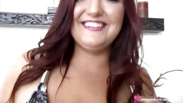 La grosse dame aux gros seins avait faim de bite, alors elle en a pris une dans son manchon Thumb