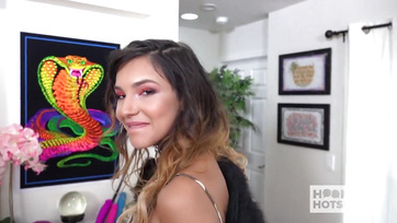 L'adolescente sauvage s'est approchée du gars et a baisé son trou du cul vierge Thumb