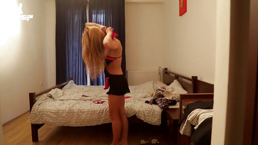 La milf lesbienne a léché et baisé la fille de Budapest avec son gode ceinture Thumb