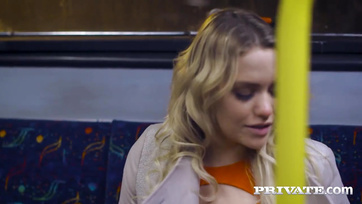 Il a déjà enfoncé sa bite dans la chatte serrée de la nymphomane dans le couloir Thumb