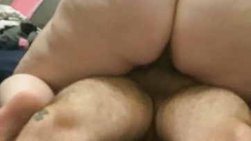 L'amie affamée chevauchait le phallus de son mari avec son gros cul Thumb