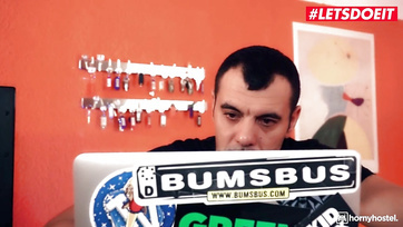 La Hongroise vigoureuse a sorti la bite dressée du gars et s'est jetée sur lui Thumb