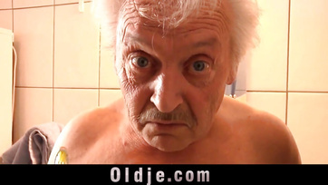 Grand-père a accroché sa bite à une adolescente sexy sous la douche Thumb