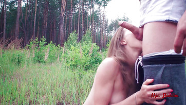 Elle a giclé partout sur le cul serré de sa chatte en forme après l'avoir sucée dans la forêt Thumb