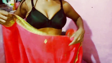 Une Indienne aux cheveux blancs voulait se filmer en train d'embrasser son petit ami Thumb