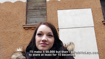 Le faux agent à grosse bite a dragué la mignonne Chatte de Budapest et l'a emmenée chez elle pour la baiser Thumb