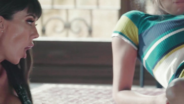 Une femme milf aux gros seins surprend son mari à la grosse bite avec sa maîtresse excitée Thumb