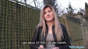 Une jolie blonde montre ses seins et écarte les jambes pour de l'argent Thumb