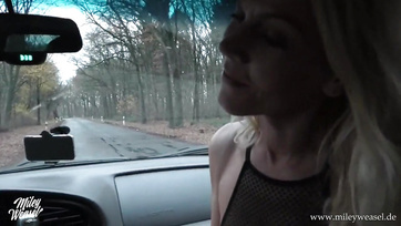 La belle salope allemande assise sur la grosse bite dans la voiture Thumb