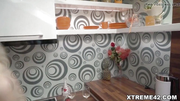 Des filles blondes et chaudes se lèchent et se fistent la chatte Thumb