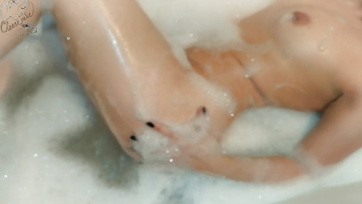 Amatrice dans la baignoire jouant avec sa chatte chaude Thumb