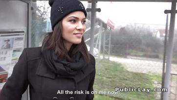 Il a facilement convaincu la nana de Budapest de baiser avec un peu de café Thumb