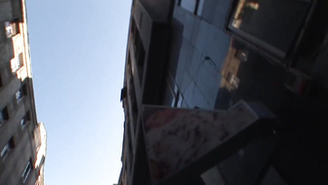 Dans les rues de Budapest, la jolie fille s'est fait sucer par le prisonnier à la bite debout pendant la journée Thumb