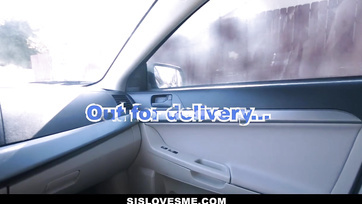 Une demi-sœur excitée branle la bite gonflée de son frère Thumb