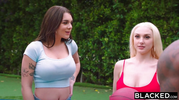 Des filles affamées de bites baisent des noirs en compagnie les unes des autres Thumb