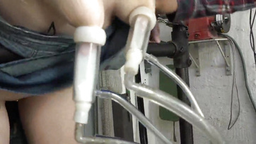 Une ado percée adore ça fort et bien sûr avec 2 mecs en même temps Thumb