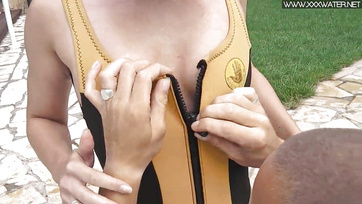 Dès qu'elle est sortie de l'eau, la petite salope a voulu sa bite Thumb