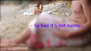 Une adolescente se branle sur un pervers sur la plage Thumb