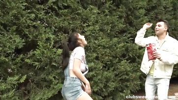 Après un petit baiser, la fille sexy de Budapest est tombée sur la bite de son partenaire Thumb