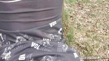 La jolie fille s'est attachée à l'arbre pour que je puisse la baiser fort dans le parc Thumb