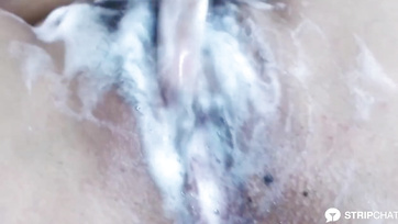 Il a rasé le vagin de la fille méditerranéenne puis l'a baisée Thumb