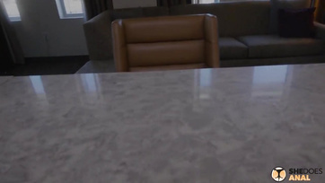 Première sodomie d'une jolie adolescente avec l'énorme bite de son père Thumb