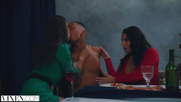 Énorme sexe en groupe avec les filles nymphomanes les plus sexy Thumb