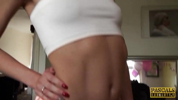 Elle a baissé sa jupe courte pour que le gars excité puisse lui baiser la chatte Thumb