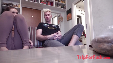 Elle a sucé la bite de son mari pendant qu'un de ses amis la léchait manchon Thumb