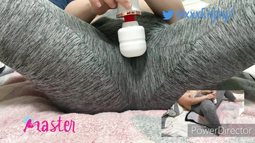 Le pantalon de yoga de ma femme a été trempé pendant qu'elle se doigtait la chatte avec son vibromasseur Thumb